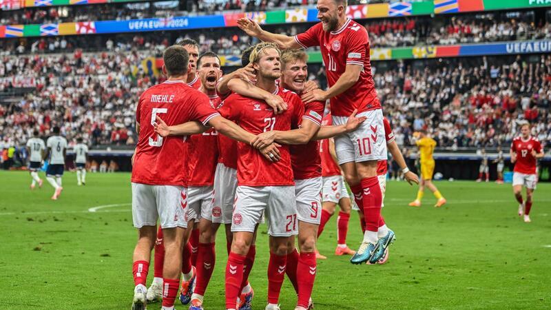 Anschließend lässt sich Morten Hjulmand (M) von seinen Mitspielern feiern.