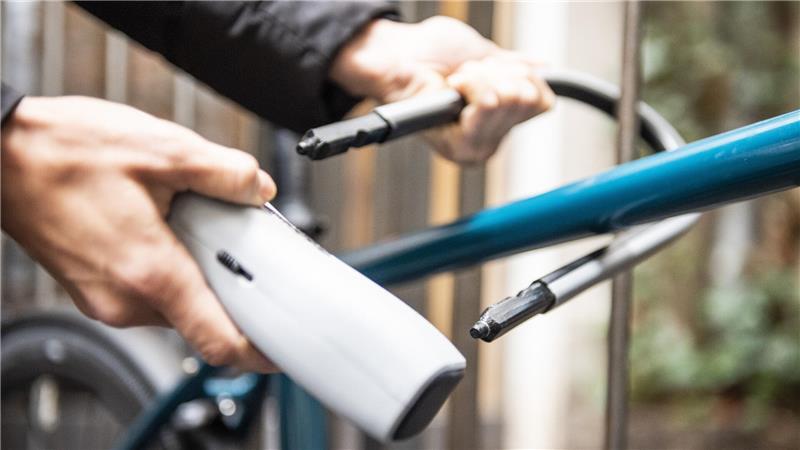 Anschluss gesucht - und gefunden: Wer sein Fahrrad an festen Objekten anschließt, macht es Dieben deutlich schwerer.