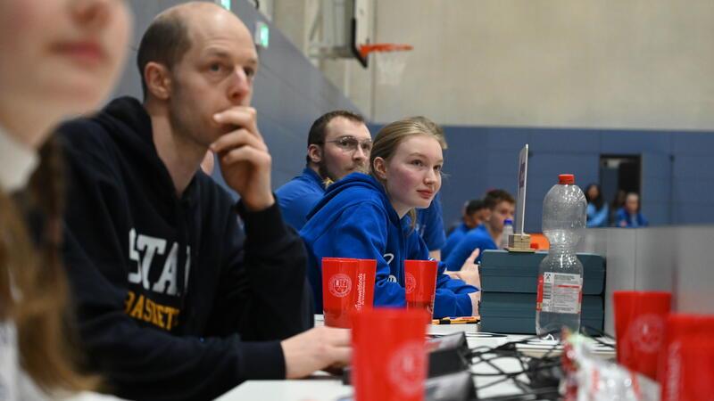 Vernarrt in Statistiken: Diesem Team entgeht nichts auf dem Basketball-Feld Anschreiberin Frieda Kors und Florian Günther (links), der zusammen mit Jana Roth die Uhren bedient.