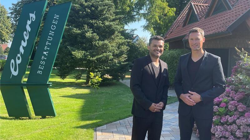 Ansgar Coners (rechts) begann mit 21 Jahren im elterlichen Betrieb an der Atenser Allee zu arbeiten. Später übernahm er das Geschäft. Einer seiner Mitarbeiter ist der Kolumbianer Juan Toro Cardona.