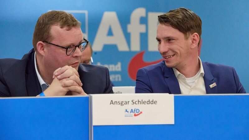 Ansgar Schledde (l), stellvertretender Landesvorsitzender, und Frank Rinck, Landesvorsitzender, (beide AfD).