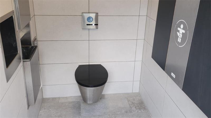 Nach Vandalismus: Toiletten auf der Erleninsel in Stade wieder geöffnet Ansprechend gestaltet: Das Damen-WC samt Wickeltisch.