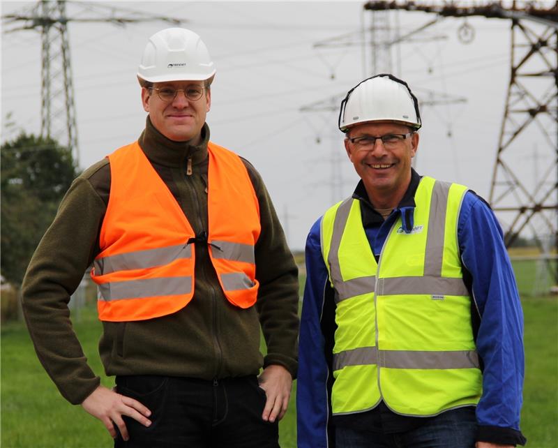 Ansprechpartner und Vermittler beim Bauprojekt : Tennet-Bürgerreferent John Karl Herrmann (links) und Klaus Schlichting von der Bauaufsicht auf der Baustelle in Agathenburg. Fotos Meybohm