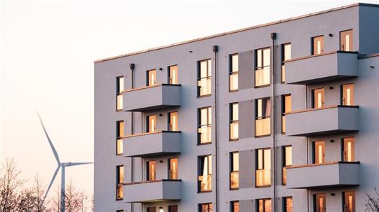 Anspruch auf eine Wohnung auf dem 3. Förderweg haben Alleinstehende mit einem Brutto-Jahreseinkommen von maximal 42.200 Euro. Bei zwei Personen liegt die Grenze bei 62.800 Euro.