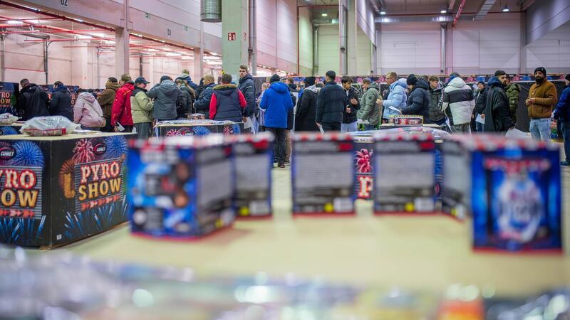 Anstellen für die „Pyro-Show“: Der Bremerhavener Hersteller „Comet" öffnet sein Logistikzentrum wieder zum Werksverkauf.
