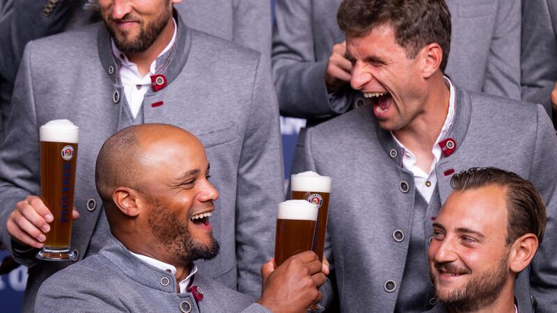Bayern in Bremen: Einstimmen auf Bayer und die Wiesn-Maß Anstoßen auf den nächsten Sieg? Vincent Kompany (vl) und Thomas Müller (hr) prosten sich zu.