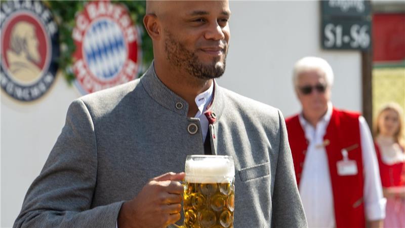 Kompanys launige Frankfurt-Wette und Bayerns Bierzelt-Laune Anstoßen auf den zehnten Saisonsieg? Bayern-Coach Vincent Kompany in Oktoberfest-Tracht.