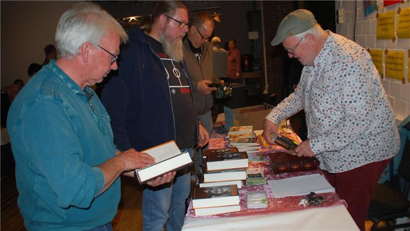 Sex, Drugs und Rock: ESC-Legende Peter Urban packt in Deinste aus Ansturm auf den Bücherverkauf von Peter Urbans Buch „On Air“ vom Kutenholzer Buchhandel von Hanna Höft.