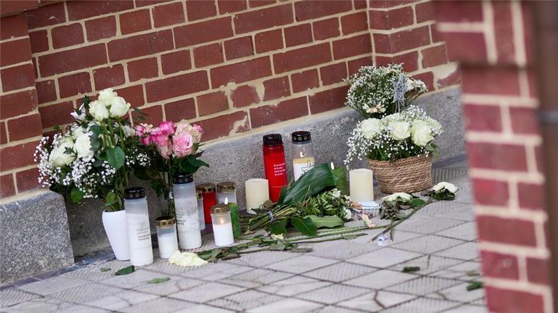 Abschiebe-Taskforce befasst sich mit Gewalttäter von Beelitz Anteilnahme nach zwei Gewaltverbrechen in Beelitz-Heilstätten südwestlich von Berlin. Die Staatsanwaltschaft ermittelt wegen Mordes und versuchten Mordes.