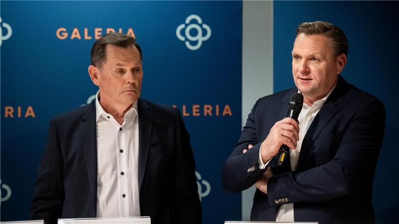 Galeria trennt sich von seinem Chef Anteilseigner Bernd Beetz (links) und Olivier Van den Bossche, hier noch Seite an Seite (Foto von 2024) - nun gehen sie getrennte Wege.