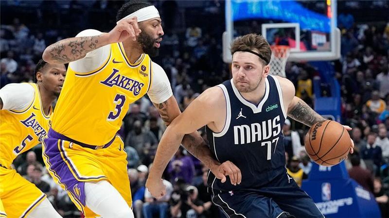 Anthony Davis (links) von den Los Angeles Lakers und Luka Dončić von den Dallas Mavericks tauschen wohl die Teams.