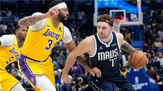 Anthony Davis (links) von den Los Angeles Lakers und Luka Dončić von den Dallas Mavericks tauschen wohl die Teams.