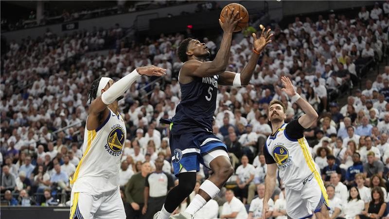 Socken mit Löchern, Sleeves am Bein: Was hinter diesen 7 Trends steckt Anthony Edwards trägt sein Schweißband gerne am Schienbein. In der Regionalliga dürfte der NBA-Superstar das nicht.