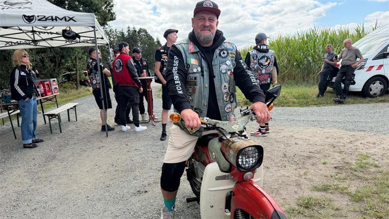 Mit dem Mofa quer durch Deutschland - und ein Stopp in Wangersen Anthony Schelling von den Ahlerstedter Kolbenfressern mit seiner Simson.