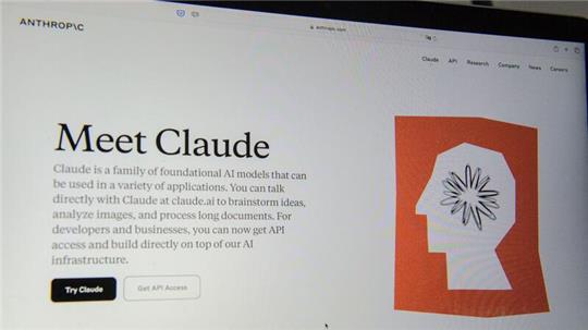 Anthropic gilt als einer der stärksten Rivalen von OpenAI. Anthropic entwickelte einen KI-Assistenten namens Claude, der mit ChatGPT konkurriert.