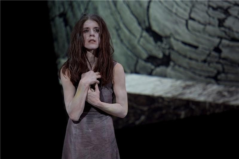 Antigone, dargestellt von Martina Roth, kämpft mit ihren inneren Stimmen. Foto: bbt bewegtbildtheater
