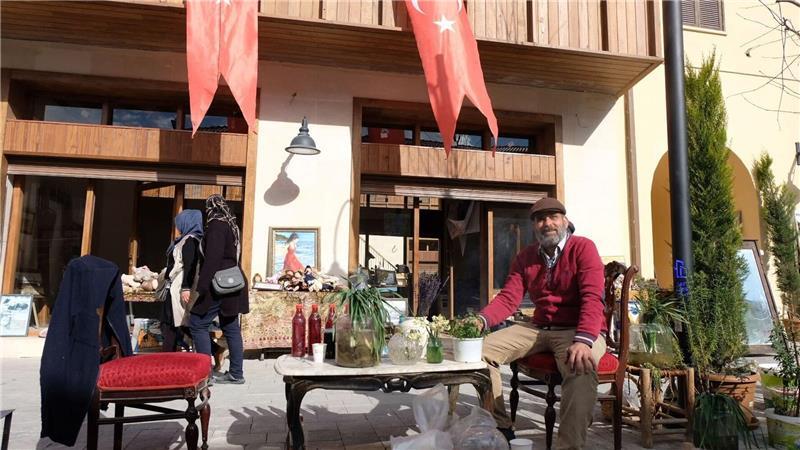 Antiquitätenhändler Serkan Sincan hat Hoffnung für die Zukunft.