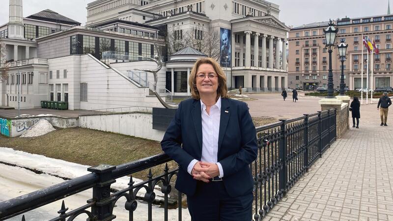 Grotheer bewegt von Ukraine-Hilfe in Lettland Antje Grotheer steht während ihres Besuchs in Riga auf einer Brücke vor der lettischen Nationaloper.
