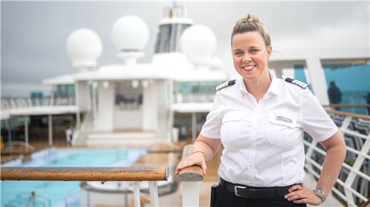 Antje Meyer, General Managerin auf dem Kreuzfahrtschiff „Mein Schiff 3“ steht auf dem Deck des Schiffes.
