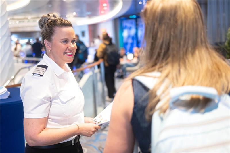 Antje Meyer, General Managerin auf dem Kreuzfahrtschiff „Mein Schiff 3“, begrüßt Gäste auf dem Schiff. 