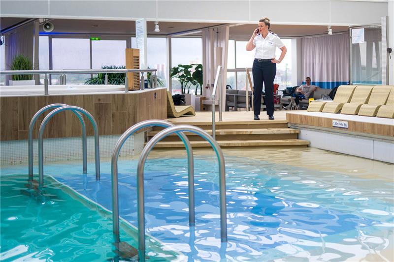 Antje Meyer, General Managerin auf dem Kreuzfahrtschiff „Mein Schiff 3“, kontrolliert bei einem Rundgang über das Schiff den Pool.