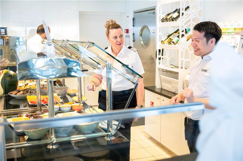 Antje Meyer, General Managerin auf dem Kreuzfahrtschiff „Mein Schiff 3“, kontrolliert bei einem Rundgang über das Schiff ein Buffet. 