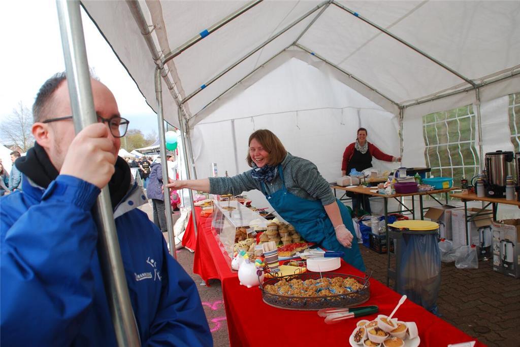 Antje Meyer (rechts) präsentiert Oster-Deko.
