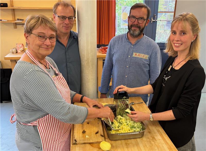 Neu in Buxtehude und wenig Kontakte? Dieser Trend soll Abhilfe schaffen Antje (links) und Julie stellen aus Zucchini und Kartoffeln Klöße her. VHS-Leiter Dirk Pohl (2. von links) und Socializer Marcus unterhalten sich mit ihnen.