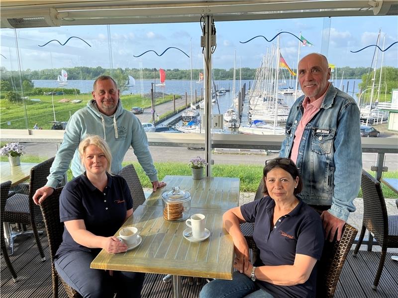 Möwen-Nest: Vier Grünendeicher führen jetzt Kult-Café und Wohnmobilstellplatz Antje und Sven Röthling betreiben gemeinsam mit Iris und Kai-Uwe Gosch (von links) das Café Möwen-Nest mit Blick auf den Yachthafen Neuenschleuse. Die Grünendeicher haben den Betrieb - ergänzt um den Wohnmobilstellplatz - von Sonja Gräper ü