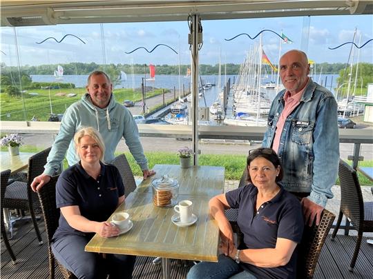 Antje und Sven Röthling betreiben gemeinsam mit Iris und Kai-Uwe Gosch (von links) das Café Möwen-Nest mit Blick auf den Yachthafen Neuenschleuse. Die Grünendeicher haben den Betrieb - ergänzt um den Wohnmobilstellplatz - von Sonja Gräper ü