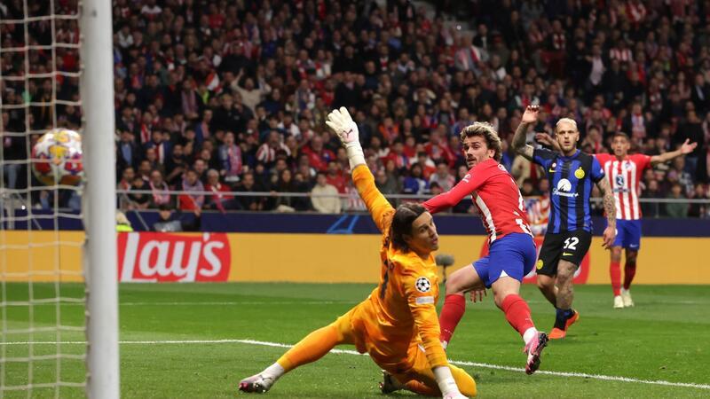 Atlético Madrid nach Elfmeterschießen im Viertelfinale Antoine Griezmann (M) von Atletico Madrid erzielte den zwischenzeitlichen Ausgleich zum 1:1.