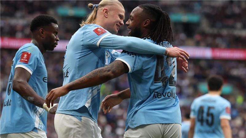 Antoine Semenyo von Manchester City (r) feiert mit Vorlagengeber Erling Haaland von Manchester City nach dem Siegtor.