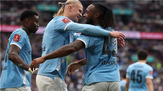 Antoine Semenyo von Manchester City (r) feiert mit Vorlagengeber Erling Haaland von Manchester City nach dem Siegtor.