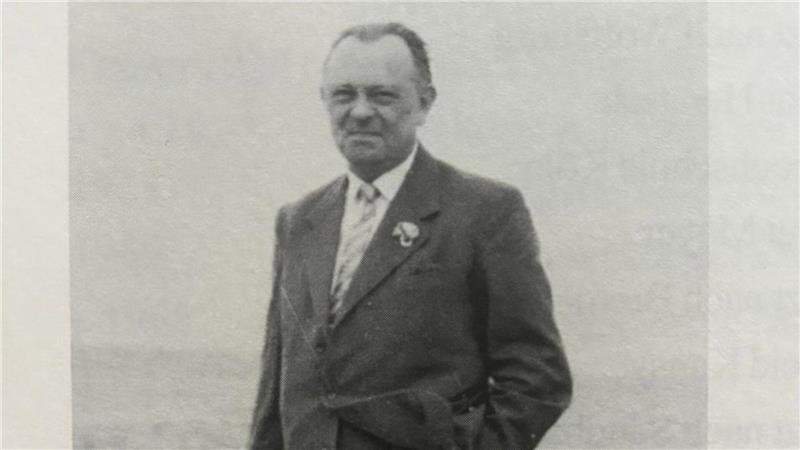 Anton Alpers im Jahr 1961. Er leitete jahrzehntelang den Gesangverein Abendfrieden. Das Bild (Abb. 120) stammt aus der Dorfchronik „Zuhause in Ahrenswohlde“ von Dorothea Rummelies und der Gemeinde Ahlerstedt. 