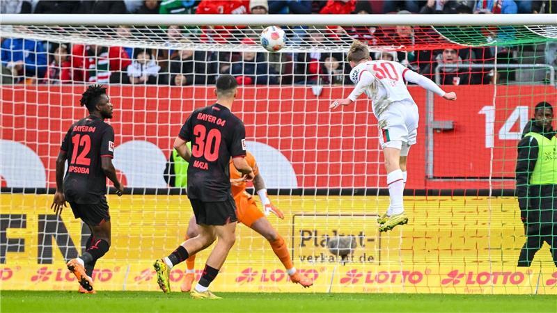 Anton Kade beweist für den FC Augsburg Köpfchen.