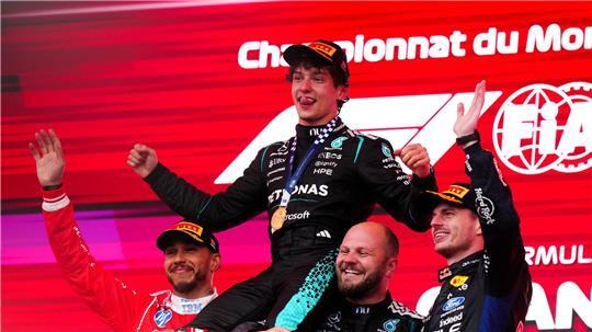 Antonelli lässt sich auch von zwei Formel-1-Stars feiern.  