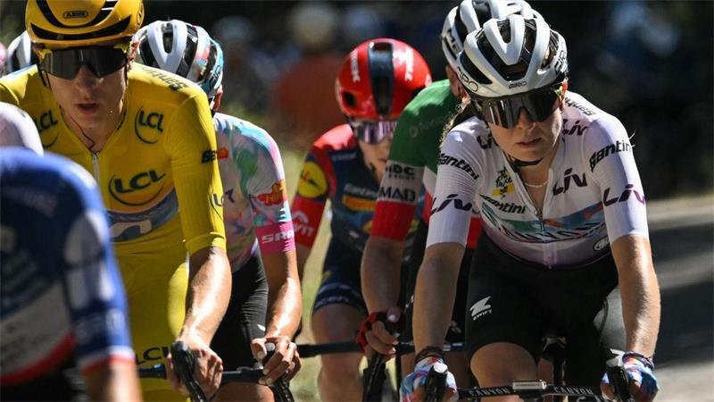 Polnische Fahrerin siegt am Mont Ventoux und holt Tour-Gelb Antonia Niedermaier (r) verteidigte das Weiße Trikot der besten Nachwuchsfahrerin.
