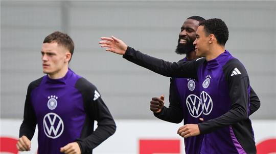 Antonio Rüdiger (M) stand erstmals mit den Teamkollegen während der EM-Vorbereitung auf dem Platz.