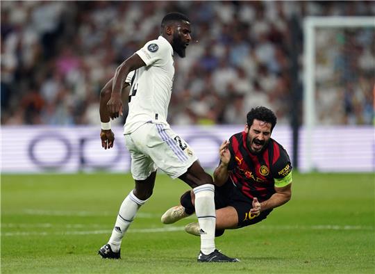 Antonio Rüdiger (l) von Real Madrid gegen Ilkay Gündogan von Manchester City. Der Umgang mit der Situation ist ein Beispiel dafür, wie mit Kopfverletzungen im Fußball umgegangen wird. Foto: Nick Potts/PA Wire/dpa