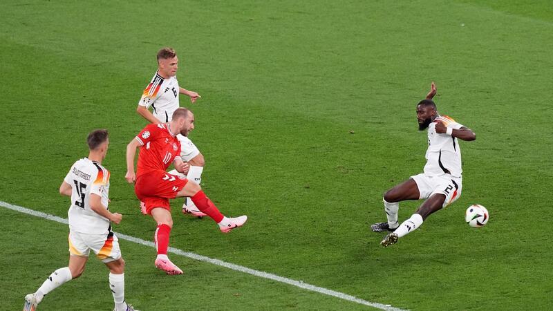 Nach Blitz und Donner: DFB-Team stürmt ins Viertelfinale Antonio Rüdiger (r) blockt einen Schuss vom Dänen Christian Eriksen.