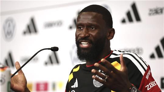 Antonio Rüdiger spricht sich für Gelassenheit im Umgang mit dem Gebet von Kollege Felix Nmecha aus. 