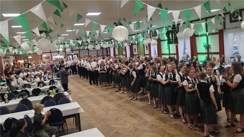 Schützenverein Kutenholz hat wieder ein volles Königshaus Antreten der Schützen zur Proklamation in der Festhalle.
