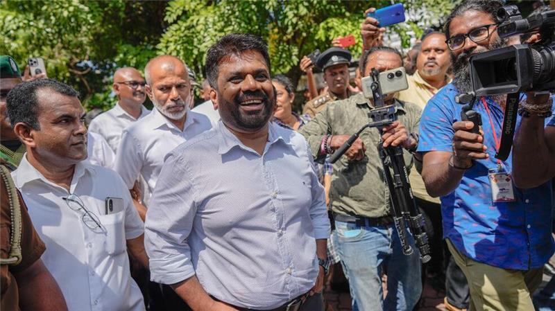 Marxistischer Kandidat gewinnt Präsidentenwahl auf Sri Lanka Anura Kumara Dissanayake spricht nach der Stimmabgabe vor Journalisten.