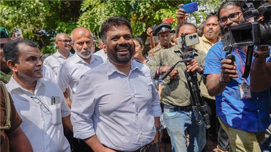 Anura Kumara Dissanayake spricht nach der Stimmabgabe vor Journalisten.