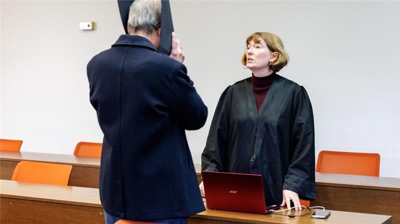 Anwältin Julia Weinmann gab zu Prozessbeginn eine Erklärung für ihren Mandanten ab. 