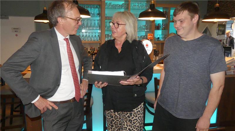 Beliebtes Restaurant in Drochtersen: Sie wollen das Möller’s retten Anwalt Berend Böhme (links), der die vorläufige Insolvenzverwaltung übernommen hat, Marion Pohndorf und Maximilian Corleis sehen gute Chancen, dass es für das Möller's weitergeht.