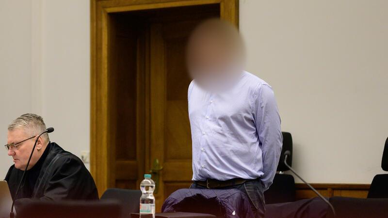Anwalt Dirk Meinicke (links) und der Angeklagte im Landgericht Lüneburg.