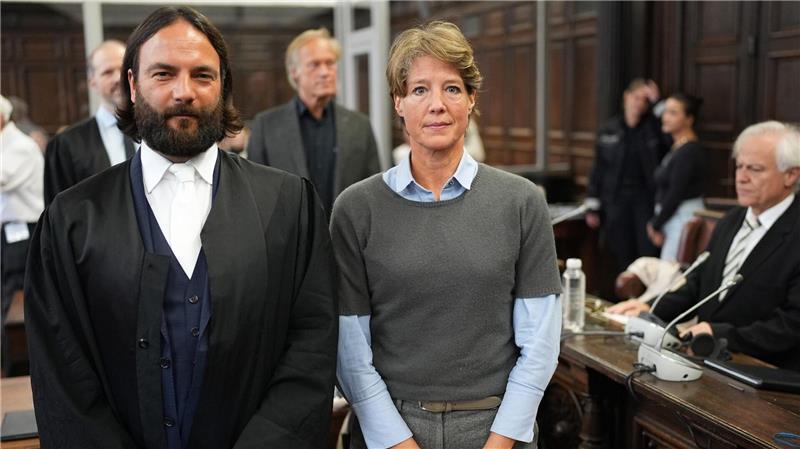 Anwalt Ingo Bott und seine Mandantin Christina Block stehen vor Prozessbeginn im Gerichtssaal. 