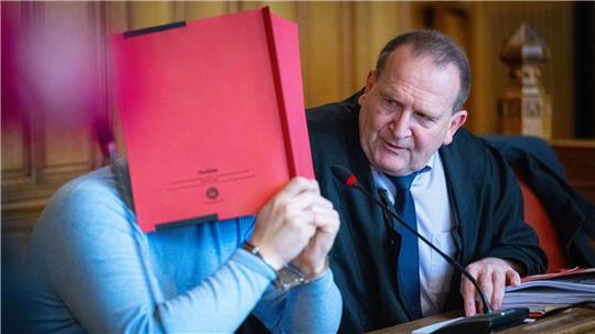 Anwalt Thomas Domanski verteidigt am Landgericht Bremen einen Tanztrainer, der wegen sexuellen Missbrauchs von Minderjährigen angeklagt ist. 