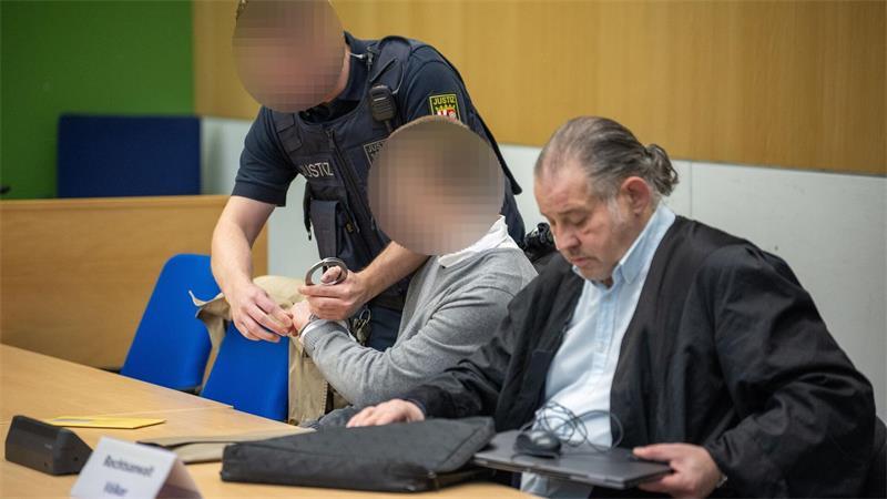 Anwalt Völker kündigt für später eine Erklärung zur Sache an.